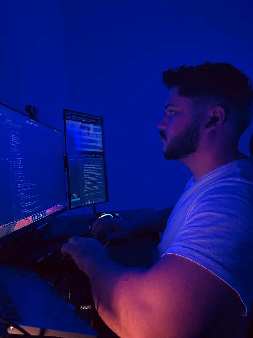 Pedro Lucas no seu setup de desenvolvimento
